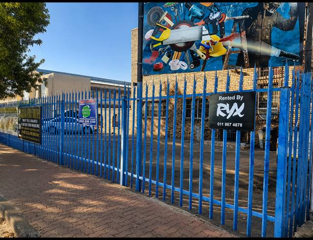 M² BUILDING TO LET IN BOOYSENS